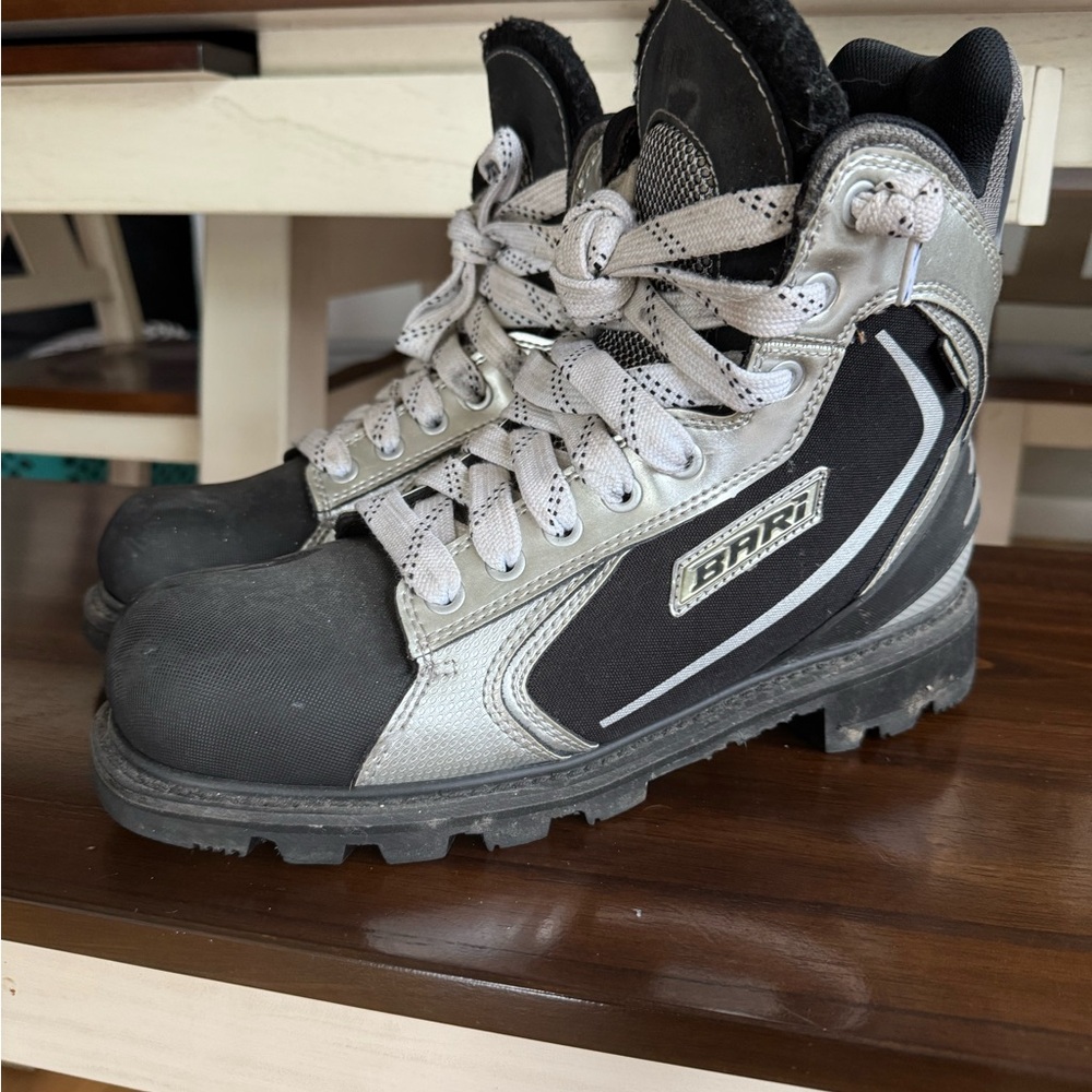 Bari hockey boots